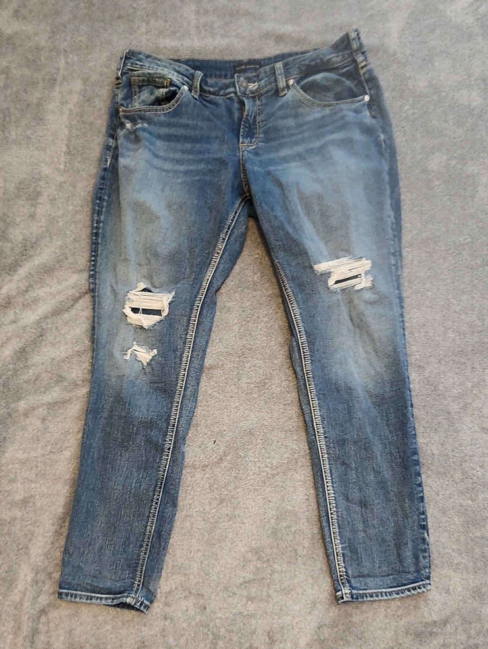 Silver Jeans Co. Girlfriend Jeans • Women’s Size 33 • Relaxed Fit • Medium Wash